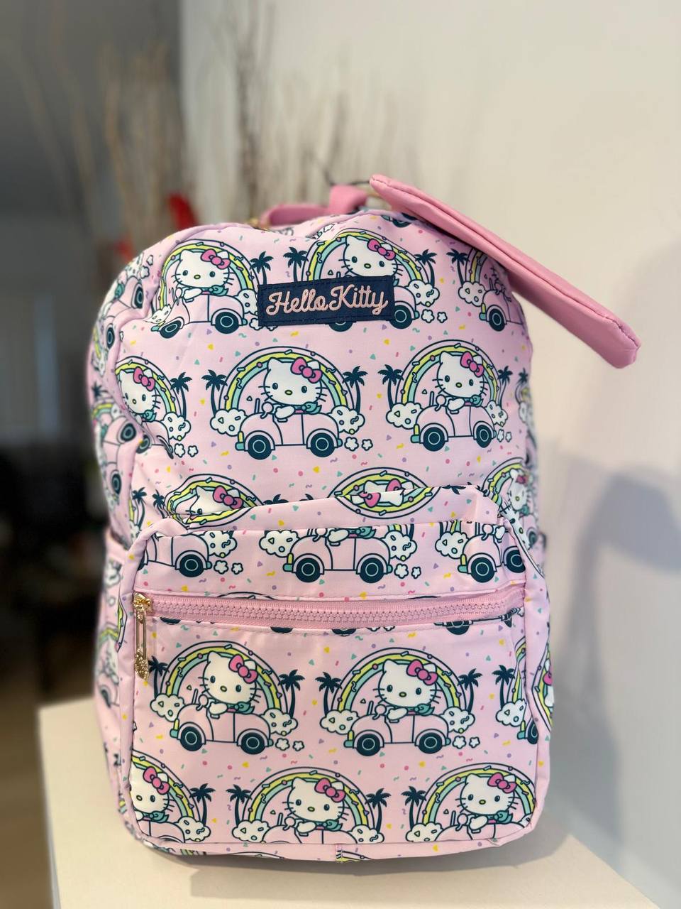 🎒 Mochila Rosa Hello Kitty “Rainbow Ride” – Diseño Infantil con Arcoíris y Auto