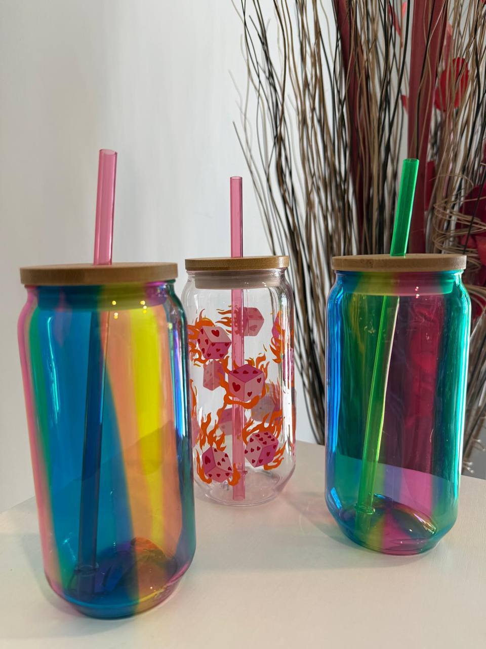 🥤 Vasos de Vidrio con Tapa de Bambú y Popote – Diseños Iridiscentes y Dados en Llamas